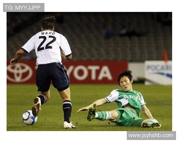 侧身飞铲与凌空射门并肩展现足球球星的激情与力量